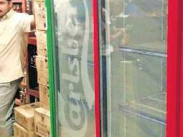 కొత్త నిబంధనతో ఇబ్బంది పడుతున్న మందుబాబులు