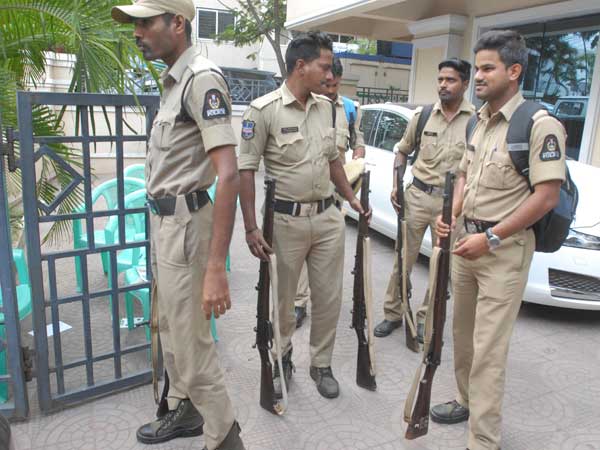  మూడు బెడ్రూంలు ఉన్న ఇంట్లో అర్ధరాత్రి దాకా సోదాలు