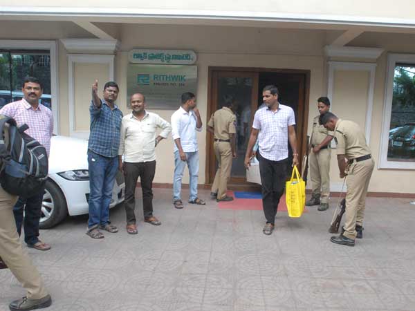  పార్టీ మారాలని తనకు ఐటీ అధికారి చెప్పడం దేనికి నిదర్శనం