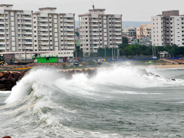 బలమైన ఈదురు గాలులు, సహాయం కావాలంటే ఫోన్ నెంబర్లు ఇవే