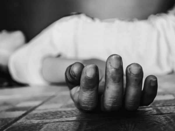 మృతదేహం పక్కనే కూతురుతో పాటు 24 గంటలు కూర్చున్నాడు