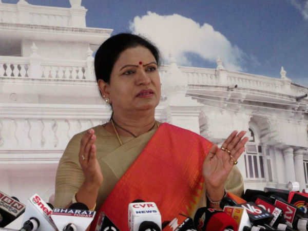  నీలా బ్రోకర్‌గిరి చేయలే..