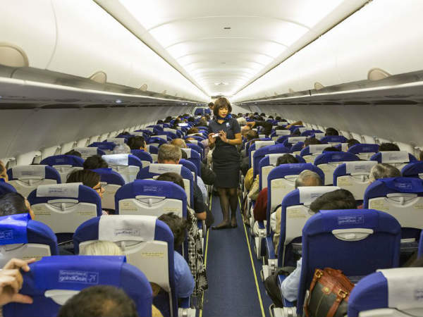 విమానం ఎక్కిన బామ్మ తాతయ్యల ముఖాల్లో ఏదో తెలియని ఆనందం విమానం ఎక్కిన బామ్మ తాతయ్యల ముఖాల్లో ఏదో తెలియని ఆనందం