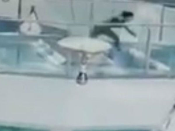 మీటింగ్ కోసం పరుగెత్తింది