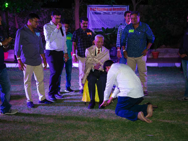 ఎక్కడో పుట్టి ఎక్కడో పెరిగి ఇక్కడే కలిశారు చదువులమ్మ చెట్టు నీడలో...