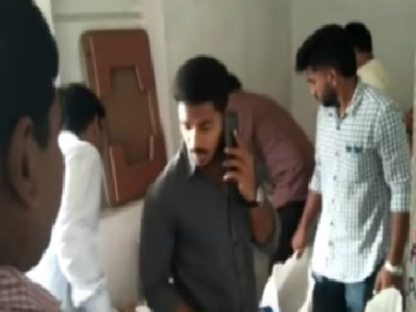  ఒక్కసారిగా విరుచుకుపడేందుకు ఐటి అధికారులు రంగం సిద్ధం