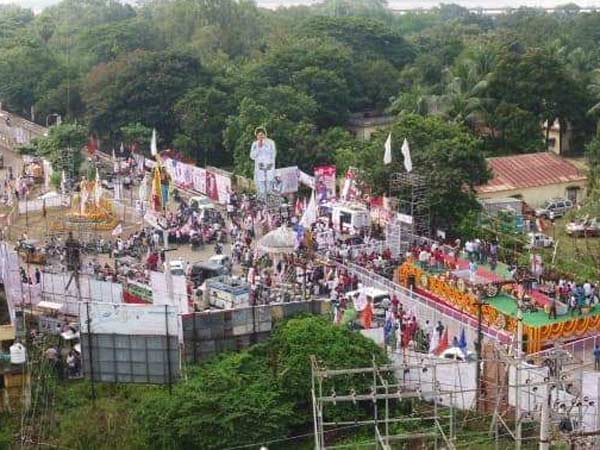 పోలీసుల సూచనతో కారులో డ్యాన్స్ చేస్తూ పవన్ కళ్యాణ్ పోలీసుల సూచనతో కారులో డ్యాన్స్ చేస్తూ పవన్ కళ్యాణ్