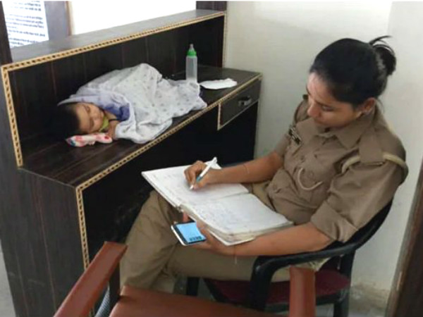Motivational story of a lady cop from Jhansi police station in Uttar Pradesh Motivational story of a lady cop from Jhansi police station in Uttar Pradesh