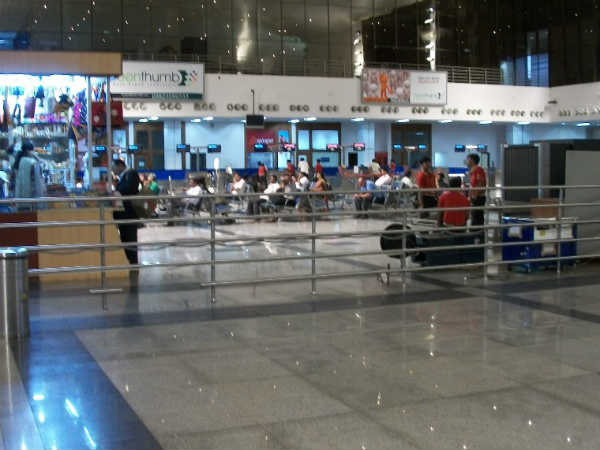 ఎయిర్ పోర్ట్ అధికారులు...విచారణ