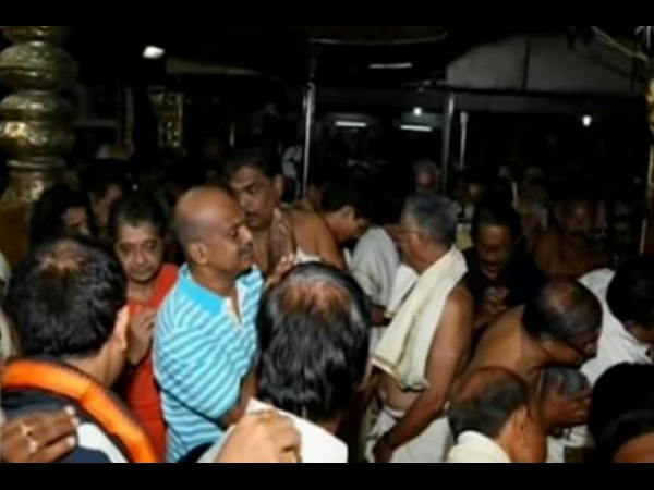 కన్నీరు పెట్టుకున్న ఐజీపీ కన్నీరు పెట్టుకున్న ఐజీపీ