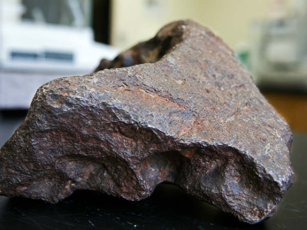 రాయిని డోర్ స్టాపర్‌గా పెట్టుకున్నాడు