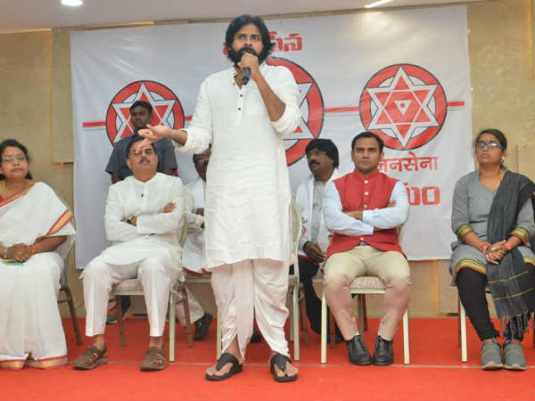 తుఫాను బాధితులతో చర్చ