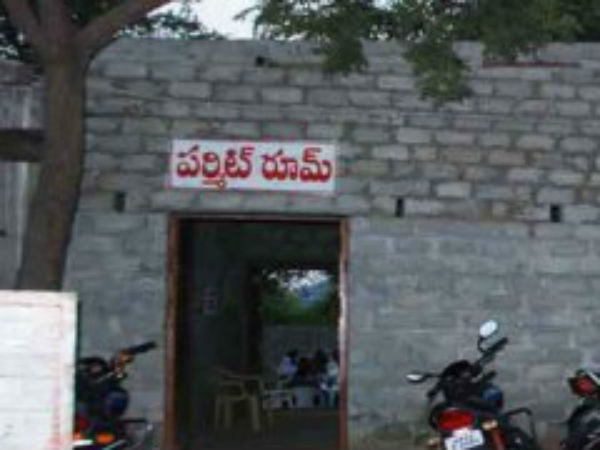  కాదేదీ ప్ర‌చారానికి అన‌ర్హం..! ప‌ర్మిట్ రూంలే ప‌ర‌మ ప‌విత్ర ప్ర‌దేశాలు..!!