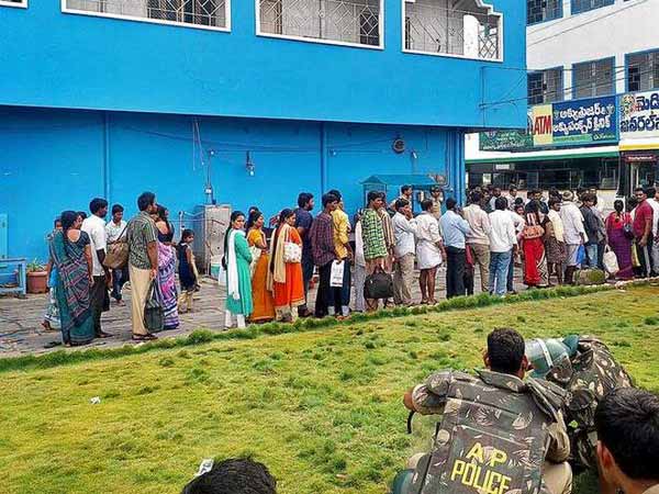 భక్తుల రాక...తరలింపు