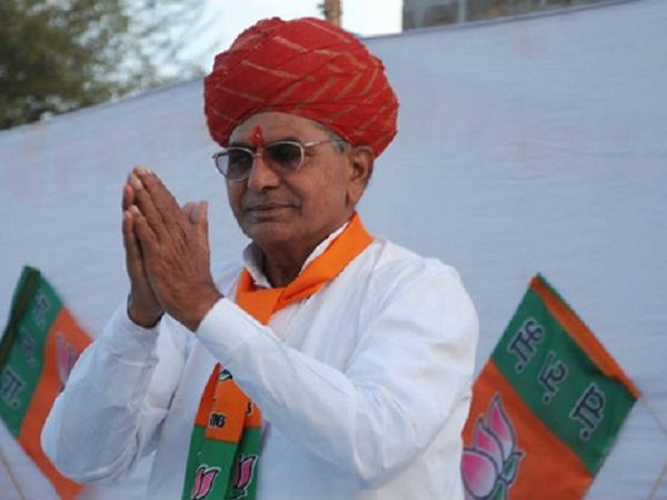 వసుంధర రాజే పోస్టర్ పక్కనే మూత్ర విసర్జన చేసిన మంత్రి