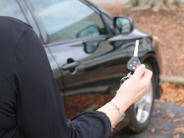 పెళ్లికి వెళ్లేందుకు కారు దొంగతనం