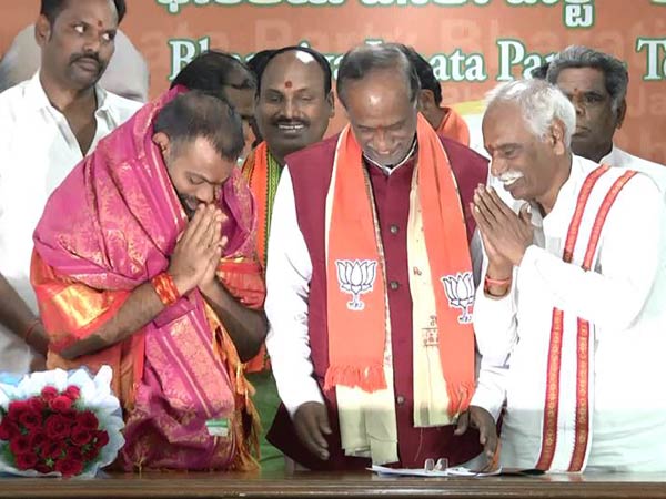 కాంగ్రెస్ మునిగిన నావ.. టీఆర్ఎస్ మునిగిపోతున్న...