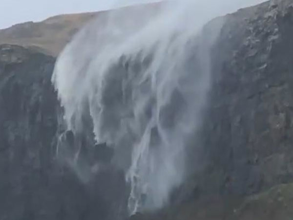  స్కీ దీవుల్లోని జలపాతం వెనక్కి వెళ్లింది