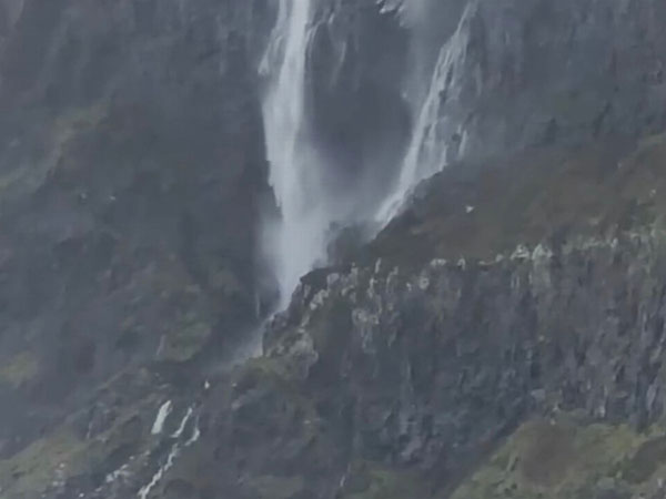 తిరిగి కొండలపైకి నీరు