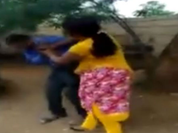 కర్ర, చెప్పులతో చావబాదిన మహిళ కర్ర, చెప్పులతో చావబాదిన మహిళ