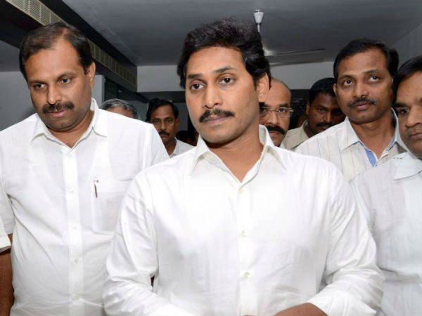 రాత బాగున్నప్పుడు వేరేవాళ్లతో ఎందుకు రాయించాడో