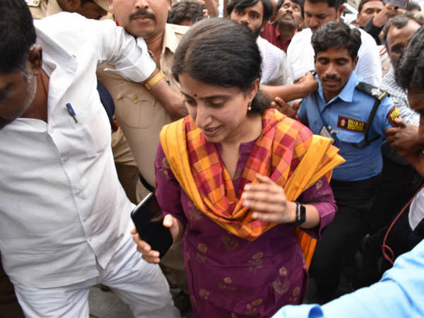 గవర్నర్‌ను కలవడం, సీబీఐ విచారణకు కోర్టుకు