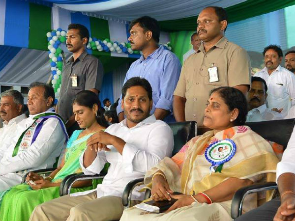 విజయమ్మ, షర్మిలలపై చేసిన వ్యాఖ్యలకు రాజేంద్రప్రసాద్‌పై ఫిర్యాదు