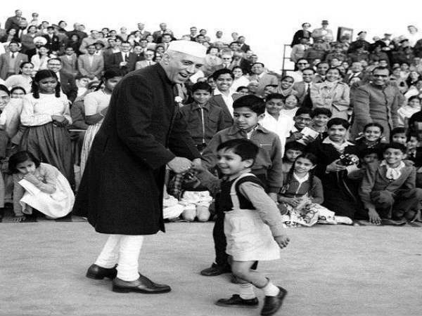 నెహ్రూను పిల్లలు ప్రేమతో చాచా అని పిలుస్తారు నెహ్రూను పిల్లలు ప్రేమతో చాచా అని పిలుస్తారు