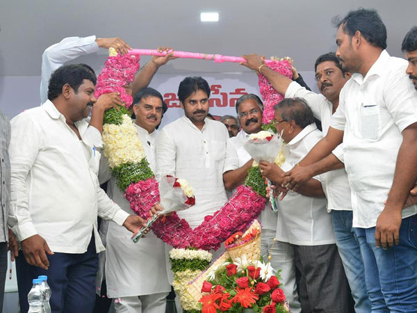 ఏపీలో కాంగ్రెస్ పార్టీకి దెబ్బ‌మీద దెబ్బ‌..! ఎవ‌రికి వారే య‌మునా తీరే అన్న‌ట్టు వ్వ‌వ‌హారం..!