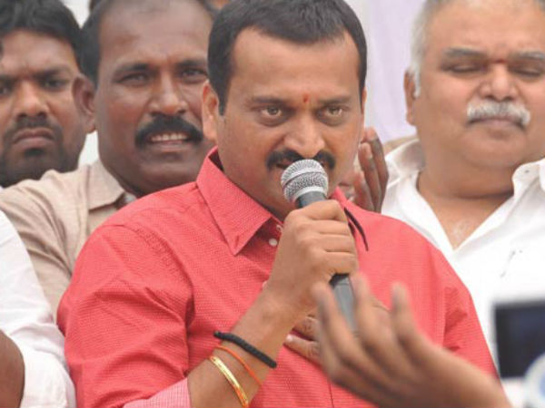 సోనియా తెలంగాణ ఇస్తే ఇంటికెళ్లి ఫోటోలు దిగారు