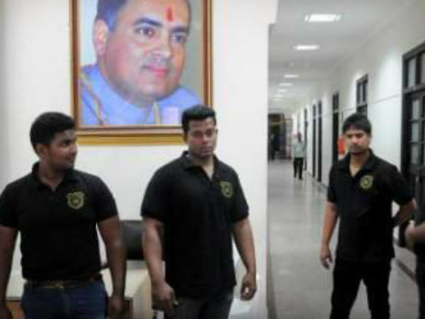 టికెట్ల పంచాయితీ.. బౌన్సర్లకు గిరాకీ