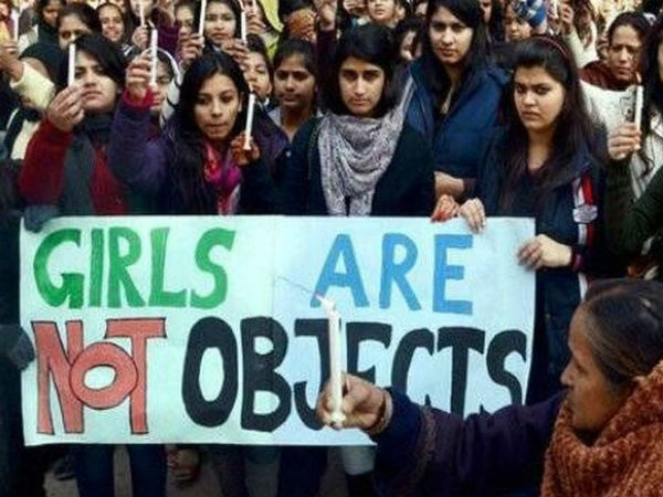 బస్సులోనే ముఖేష్ను కట్టేసి పోలీసులకు ఫోన్ చేసిన జర్నలిస్టు బస్సులోనే ముఖేష్ను కట్టేసి పోలీసులకు ఫోన్ చేసిన జర్నలిస్టు