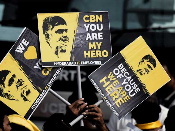 వైరల్ అయిన ఐటీ ఉద్యోగుల ఫ్లకార్డుల ఫోటోలు