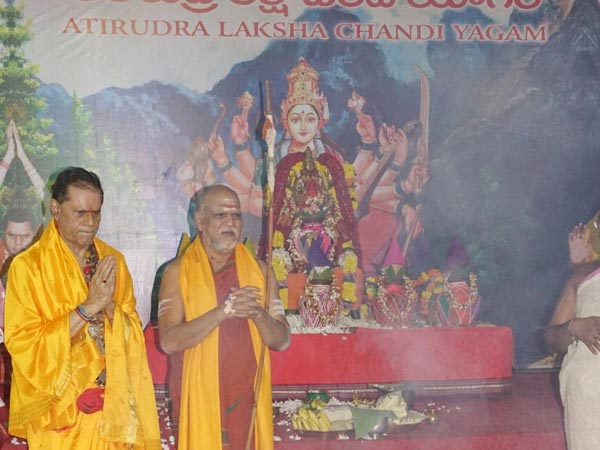 లోకకళ్యాణం కోసమే...ఈ యాగాలు లోకకళ్యాణం కోసమే...ఈ యాగాలు