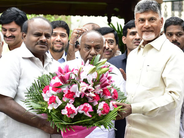  మీడియా స్వేచ్ఛను హరించారు