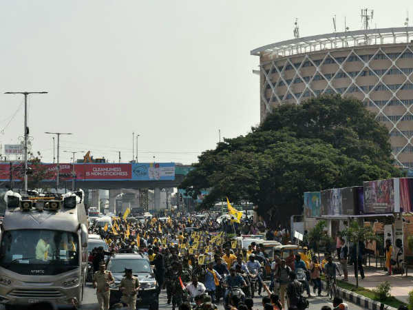 ప్రశ్నిస్తే దాడులు