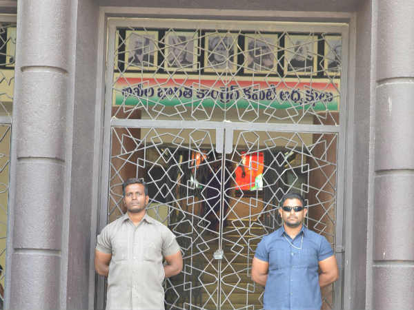 గాంధీ భవన్ ఎదుట ఆందోళనలు