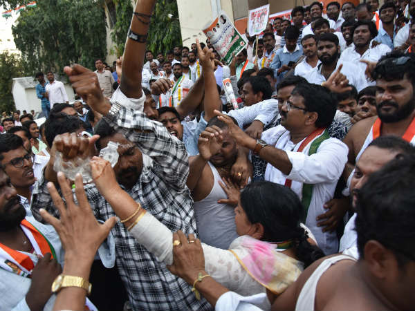టిక్కెట్లు అమ్ముకోలేదు