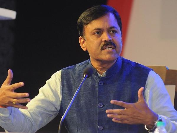 ప్రధాని మోడీ ఇలా...యనమల అలా