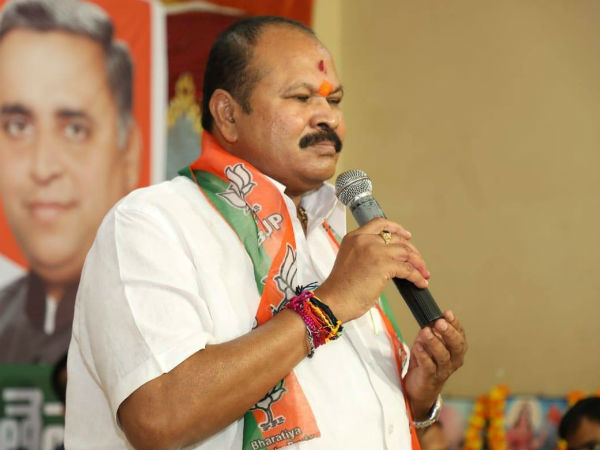 అవినీతిపరులపైనే ఐటీ దాడులు.. ప్రతిష్టకు భంగమా?