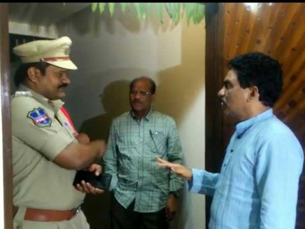 ఫోన్ తీసుకొని ఆవేశంగా మాట్లాడారు ఫోన్ తీసుకొని ఆవేశంగా మాట్లాడారు