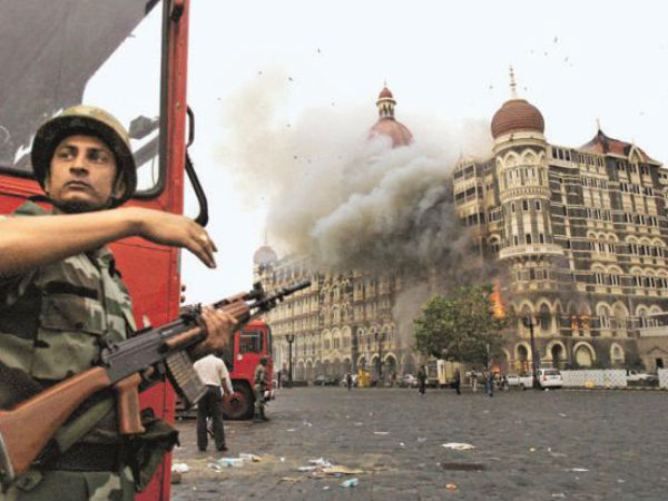 చిగురుటాకులా వ‌ణికిపోయిన ముంబాయి..! ప్రాణాల‌ను అర‌చేతిలో పెట్టుకున్న పౌరులు.!!