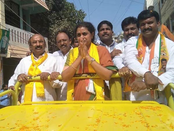 పొడిపొడిగా మాట్లాడిన సుహాసిని