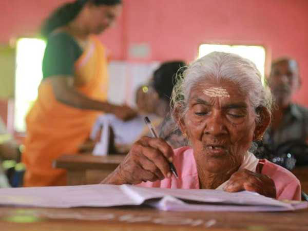 సంపూర్ణ అక్షరాస్యత ఉన్న రాష్ట్రంగా కేరళను ప్రకటించిన యూనెస్కో