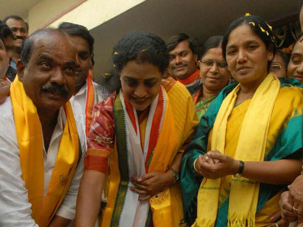 సుహాసిని ముందడుగు వేసింది