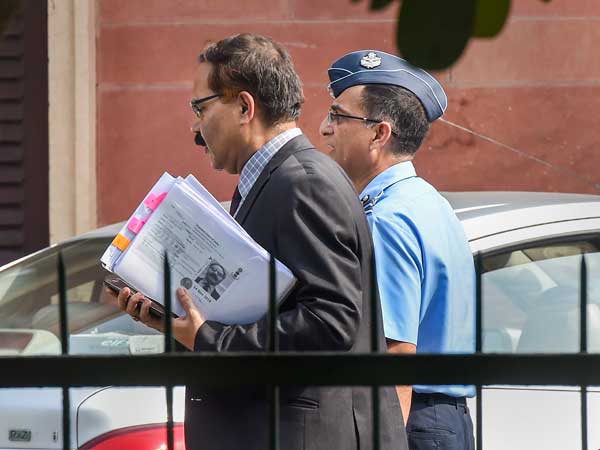 ఎయిర్ ఫోర్స్ అధికారులను ప్రశ్నించిన న్యాయస్థానం ఎయిర్ ఫోర్స్ అధికారులను ప్రశ్నించిన న్యాయస్థానం