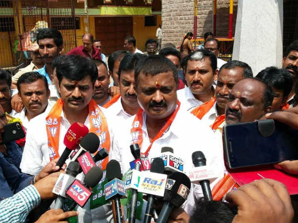 నమ్మి టిక్కెట్ ఇచ్చారు