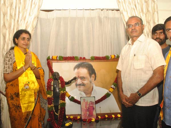 కార్యకర్తలతో కలిసి భోజనం చేసిన సుహాసిని