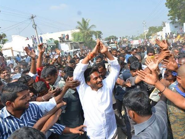 డాక్ట‌ర్ల సూచ‌న‌మేర‌కు పాద‌యాత్ర‌కు బ్రేక్ ఇచ్చిన జ‌గ‌న్..!!