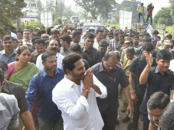 ఎడమ చేతిని ఎవరూ తాకకుండా చూసుకోవాలి ఎడమ చేతిని ఎవరూ తాకకుండా చూసుకోవాలి